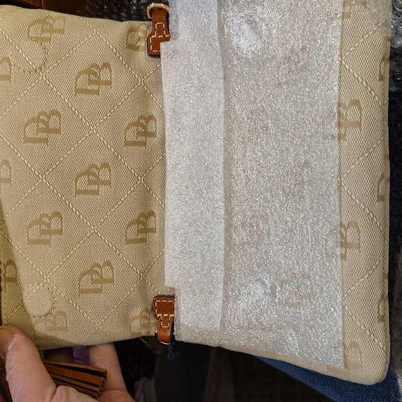 Dooney & Bourke Beige Monogram Clutch - Picture 7 of 8